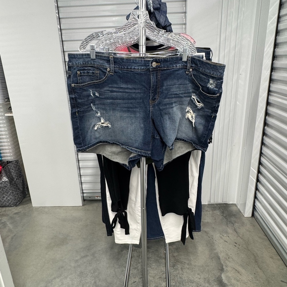 Torrid | Destructed Shorts in Medium Wash | size 24